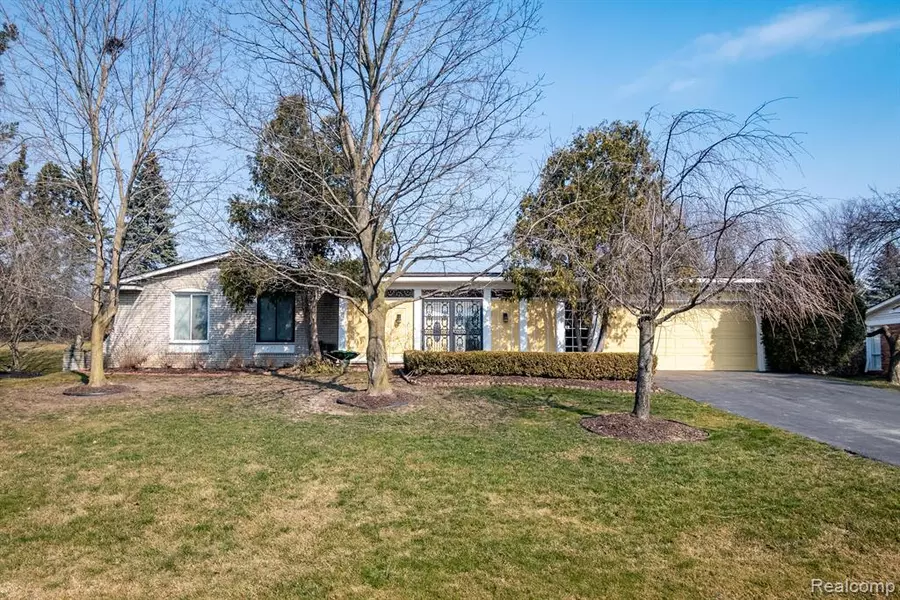 3028 BLOOMFIELD SHORE Drive, West Bloomfield Twp, MI 48323