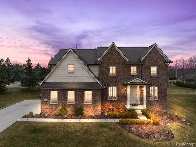 635 STONEY POINTE Circle, Lake Orion, MI 48362