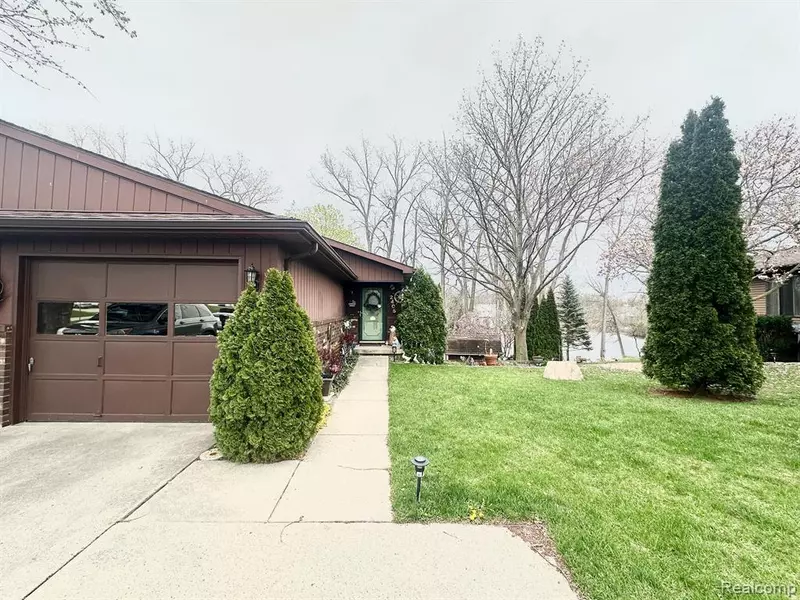 2405 GOLDEN SHORE Drive, Fenton, MI 48430