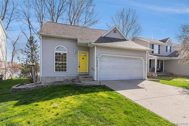 309 MILL POND Drive, Fenton, MI 48430