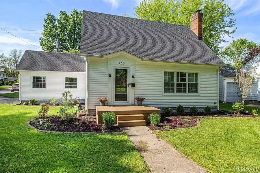 203 Riddle Street, Howell, MI 48843