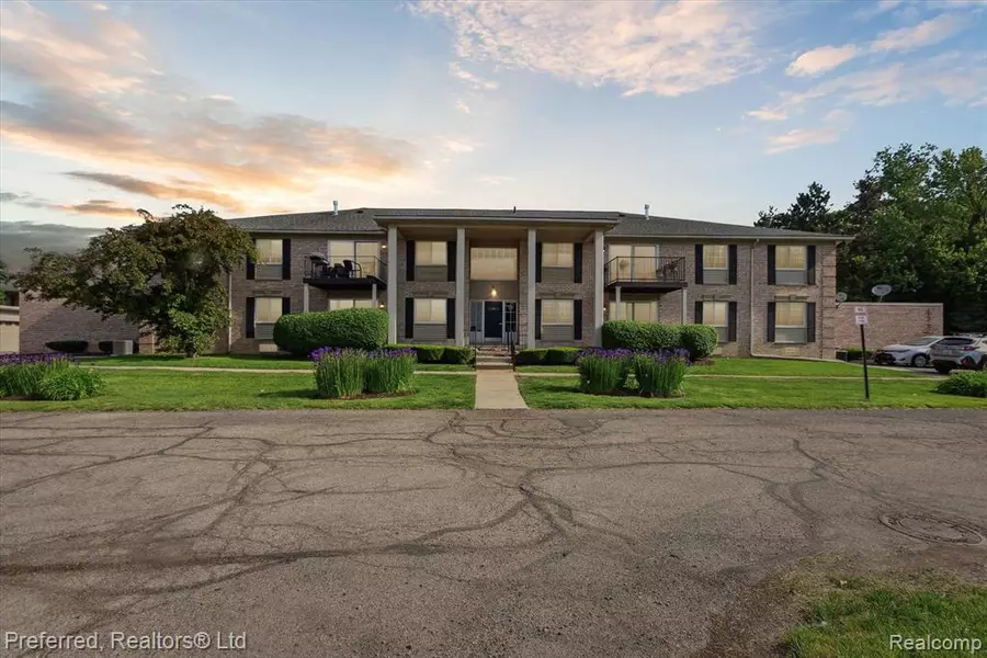 6151 Orchard Lake Road 202, West Bloomfield Twp, MI 48322