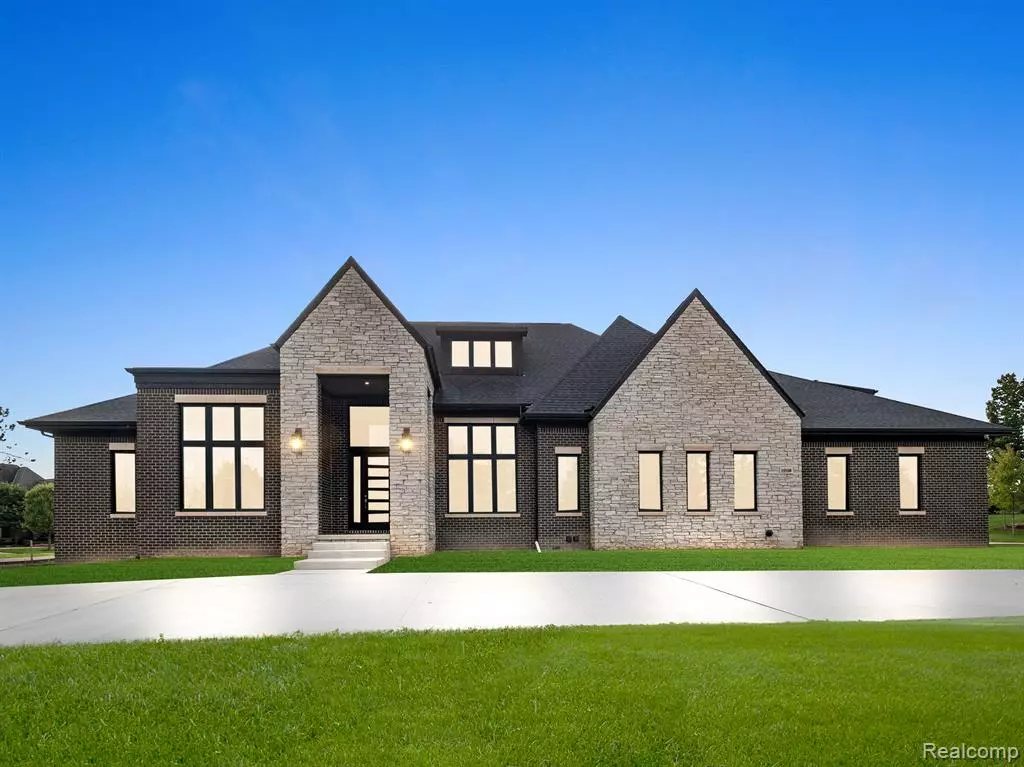Oakland Twp, MI 48306,2605 FAIRWAY