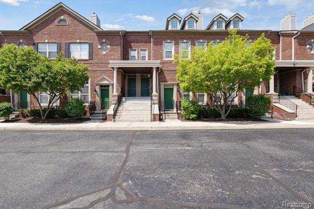 29399 GLEN OAKS Boulevard E, Farmington Hills, MI 48334