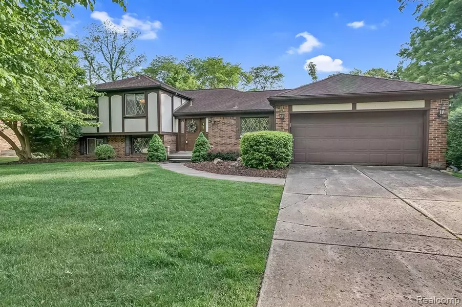 10117 CREEKWOOD Circle, Plymouth Twp, MI 48170