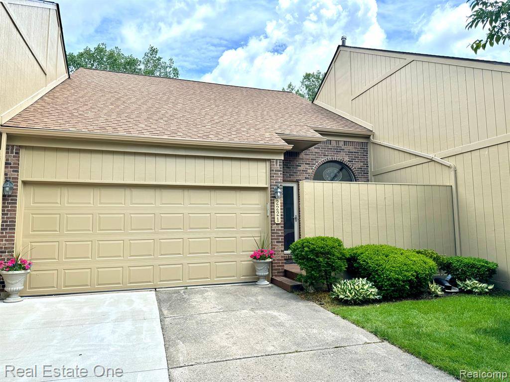 2221 SIBONEY 49, Rochester Hills, MI 48309