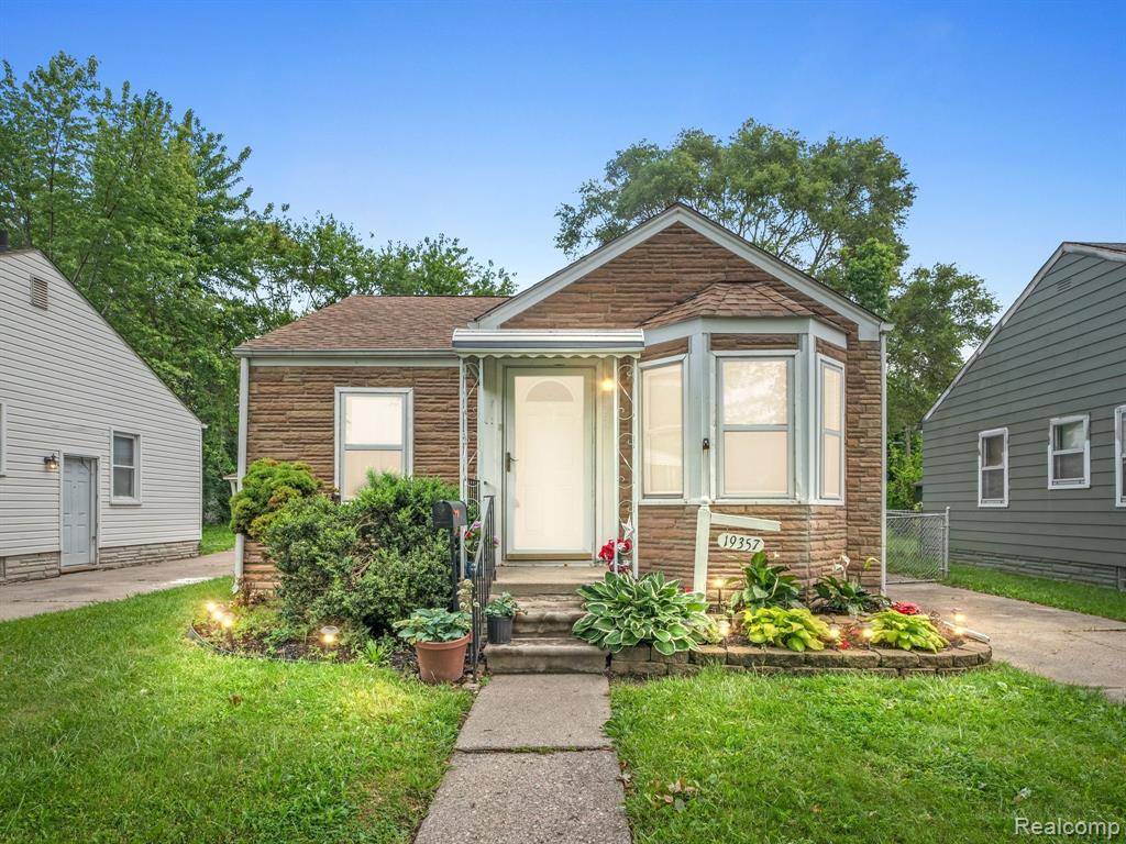 19357 KENOSHA Street, Harper Woods, MI 48225