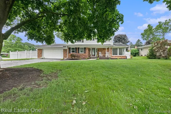 994 HAMPSTEAD Lane, Rochester Hills, MI 48309