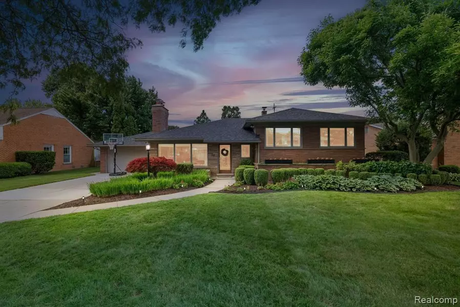 95 CRESTWOOD Drive, Grosse Pointe Shores, MI 48236