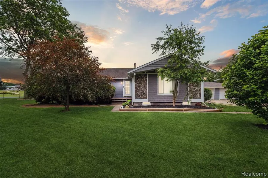 10211 DAVISBURG Road, Springfield Twp, MI 48350