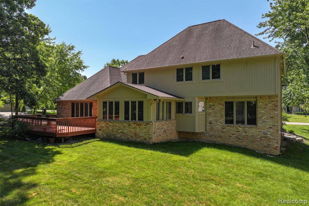 1143 KINGS CARRIAGE Road, Grand Blanc, MI 48439