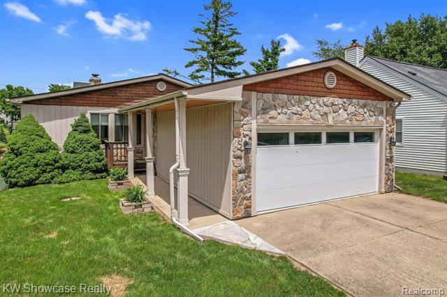 8426 COOLEY BEACH Drive, White Lake Twp, MI 48386