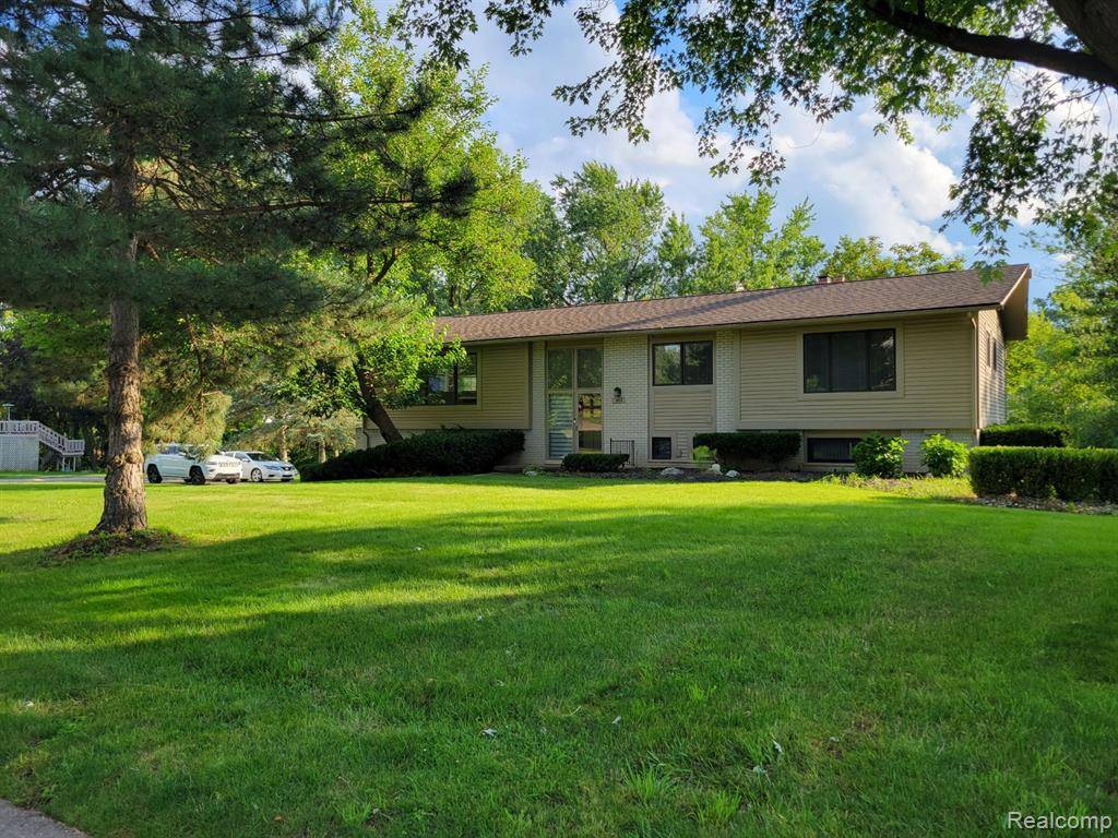 5612 SWAN LAKE  Drive, West Bloomfield Twp, MI 48322