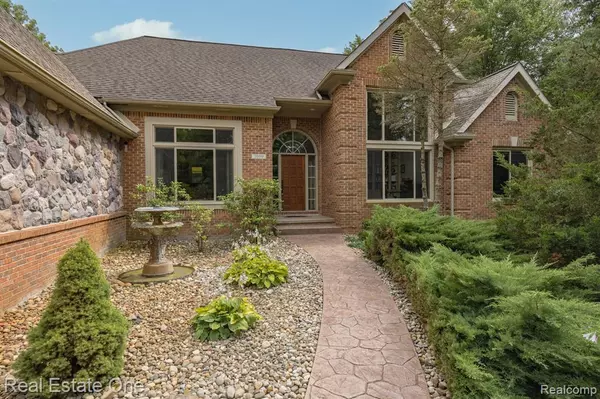7000 WILLOWING OAKS Drive,  White Lake Twp,  MI 48383