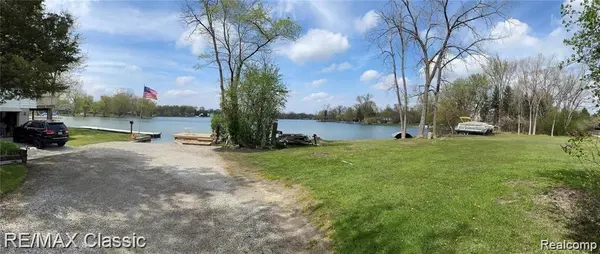 Waterford, MI 48327,4860  Cooley Lake