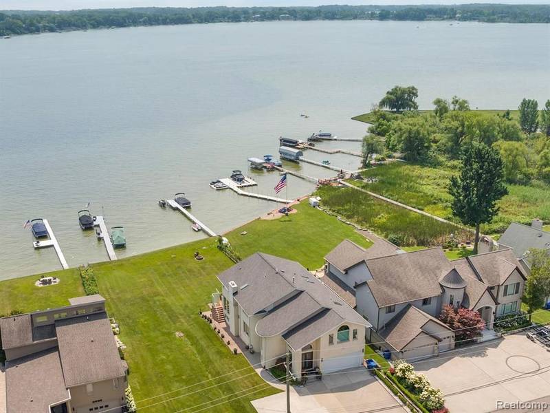 3935 LAKE FRONT Street, Waterford, MI 48328