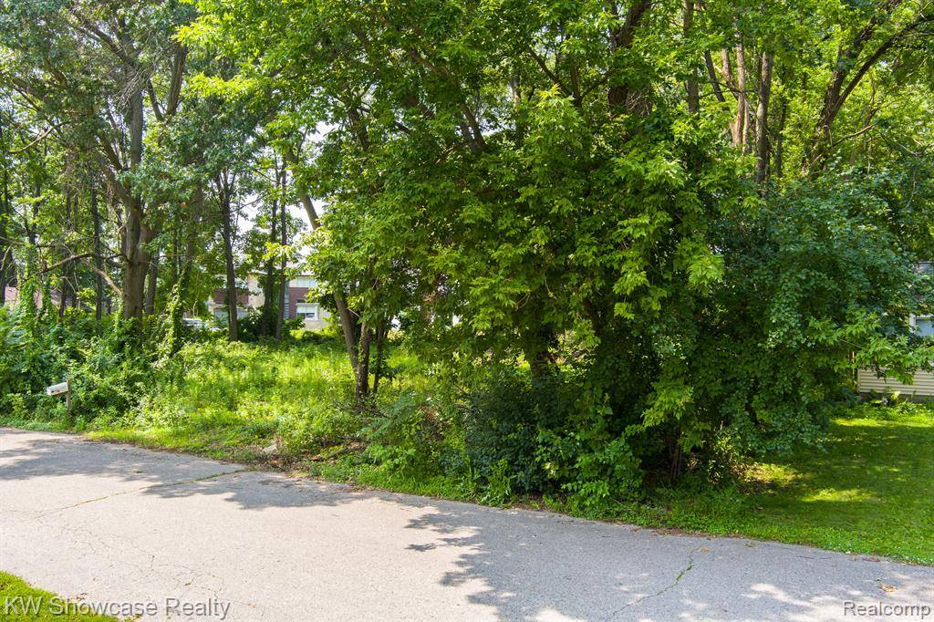 8330 DICKERT Street, Commerce Twp, MI 48382