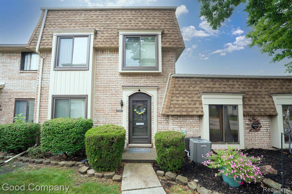 29223 YORKSHIRE Lane, Warren, MI 48088