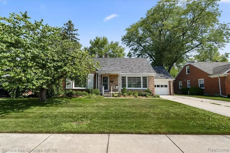 1170 Elford Court, Grosse Pointe Woods, MI 48236