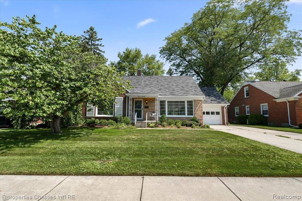 1170 Elford Court, Grosse Pointe Woods, MI 48236