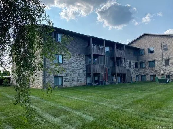 8729 CANDLEWOOD #5 Trail 74, Brighton, MI 48116