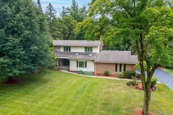 1058 EASTOVER Drive,  Bloomfield Hills,  MI 48304