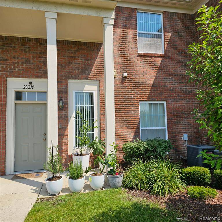28214 South Pointe Lane, Chesterfield Twp, MI 48051