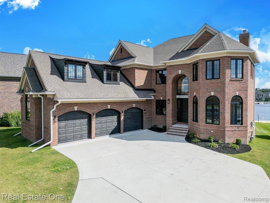52430 SILENT RIDGE Drive, Chesterfield Twp, MI 48051