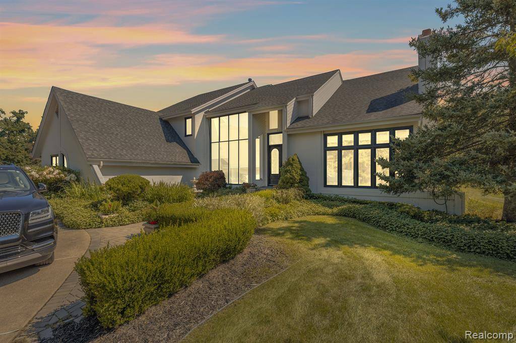 5215 DEER RUN Circle, Orchard Lake Village, MI 48323