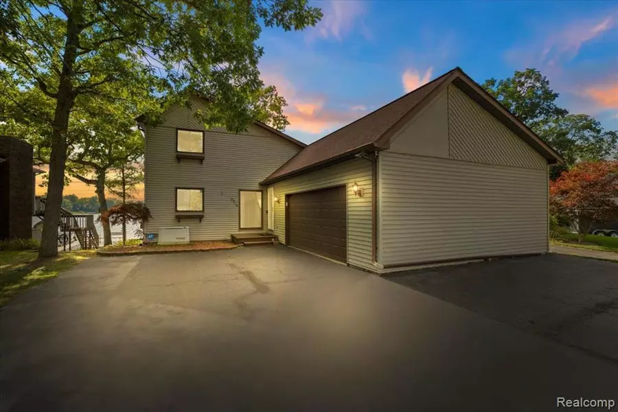 3979 LOTUS Drive, Waterford, MI 48329