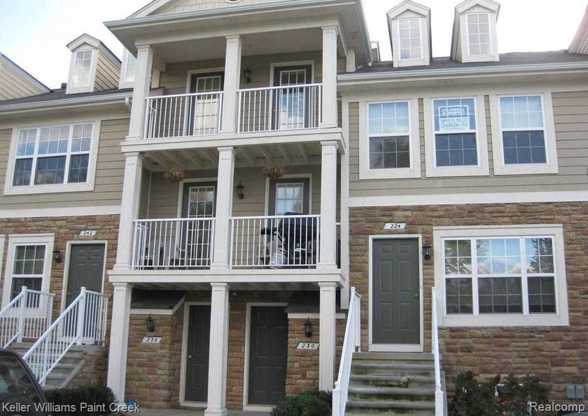 230 PARK GREEN Drive, Lake Orion Vlg, MI 48362