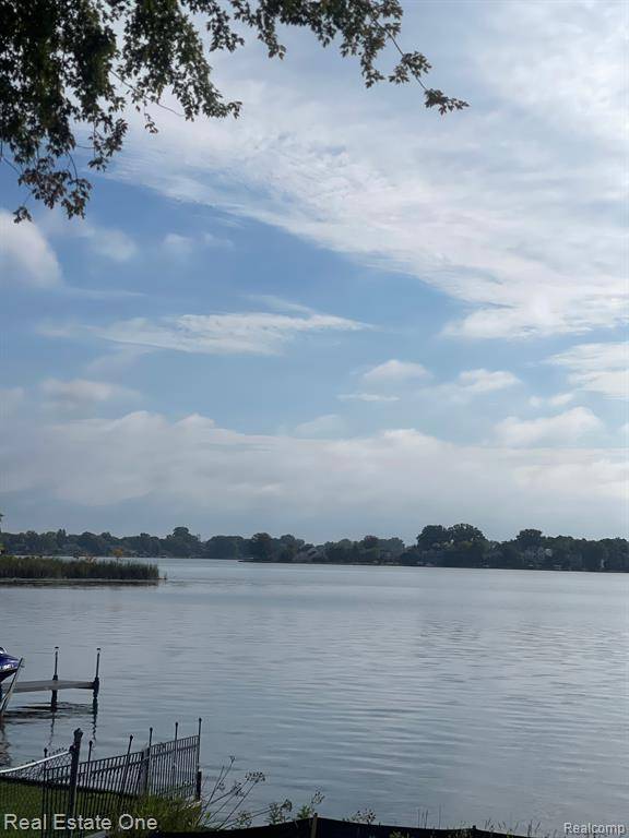 Waterford Twp, MI 48320,1517 KESSLER Avenue