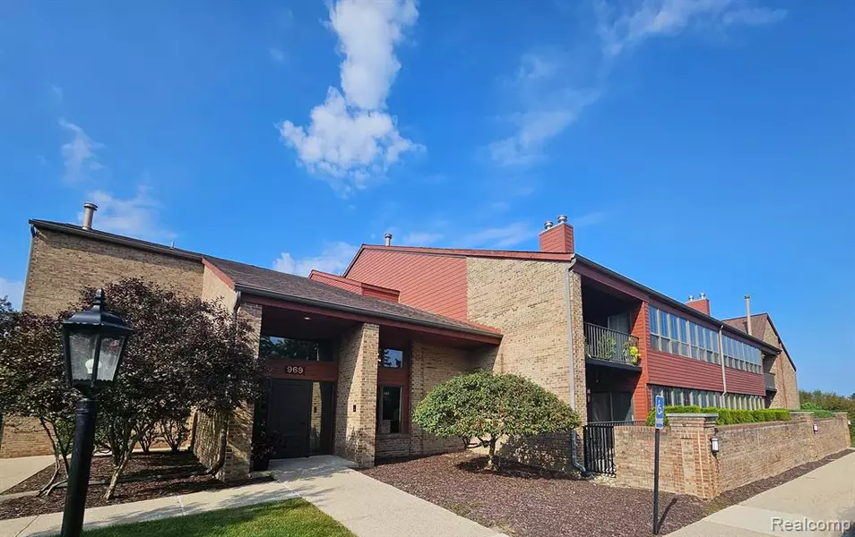 969 GREENVIEW (Unit 43) Court, Rochester Hills, MI 48307