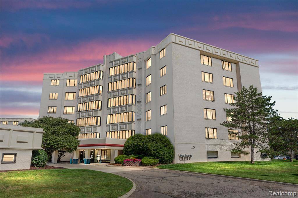 Novi, MI 48377,43000 12 OAKS CRESCENT Drive 3022
