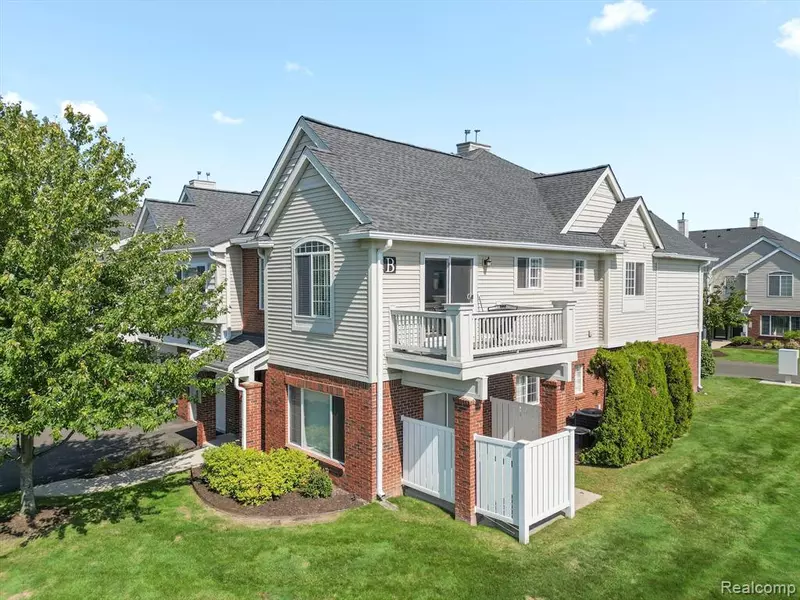 23050 FAIRLANE Boulevard B 16, Woodhaven, MI 48183