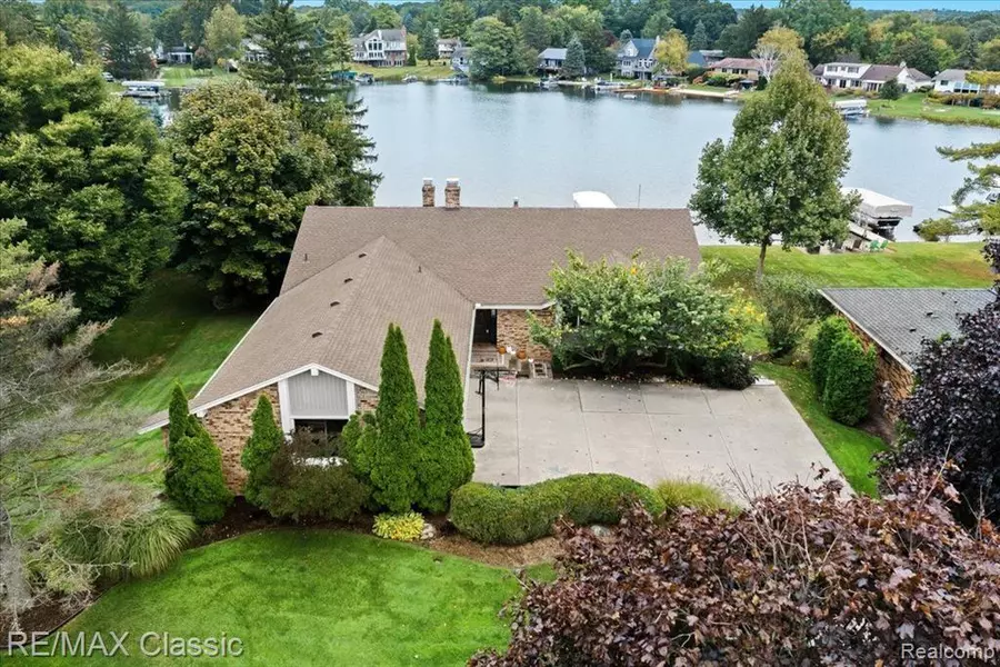 2944 WINDWOOD Court, Commerce Twp, MI 48382