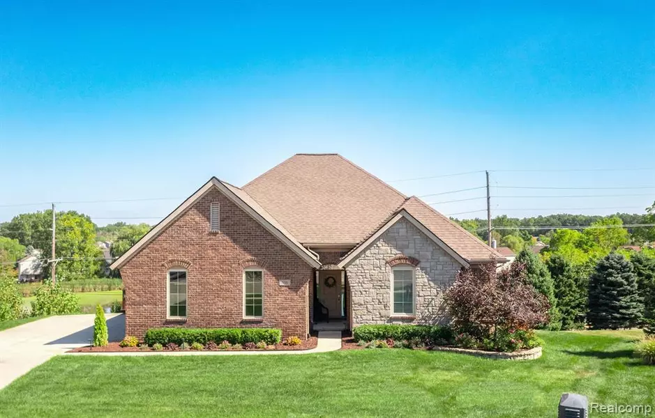 550 RED BANK Drive, White Lake Twp, MI 48386