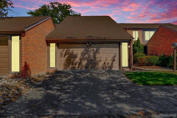 3092 LINDENWOOD Drive,  Dearborn,  MI 48120