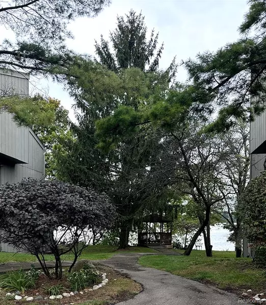9647 N HARBOUR COVE Court N 3 Unit 31, Ypsilanti Twp, MI 48197