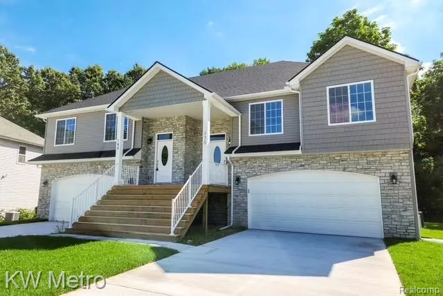 170 WHISPERING PINES Drive 36, Fenton, MI 48430