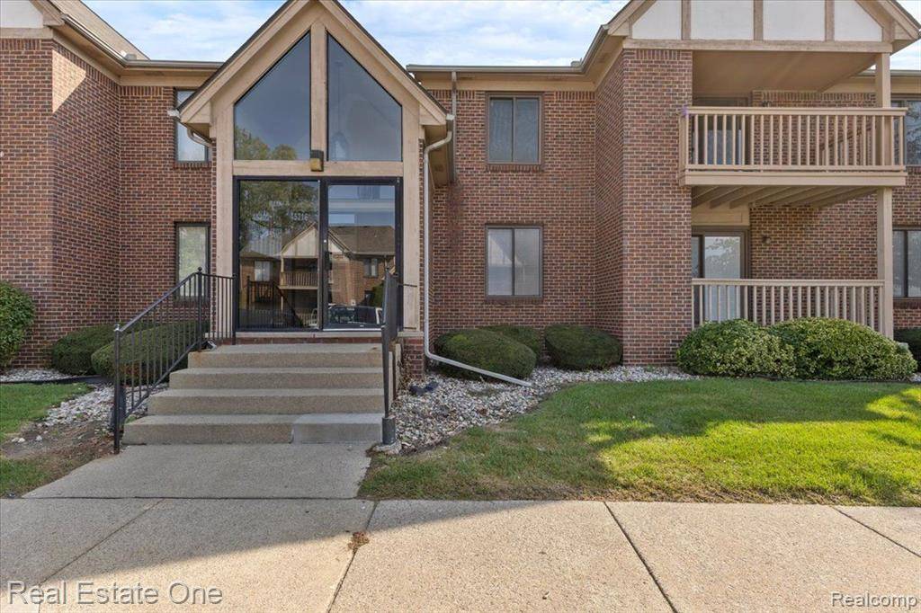 45206 FRYER Drive, Macomb Twp, MI 48044