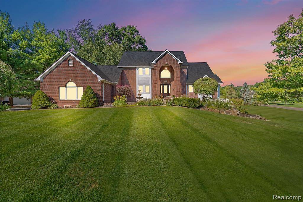 2672 HARTUN Drive,  Brighton,  MI 48114