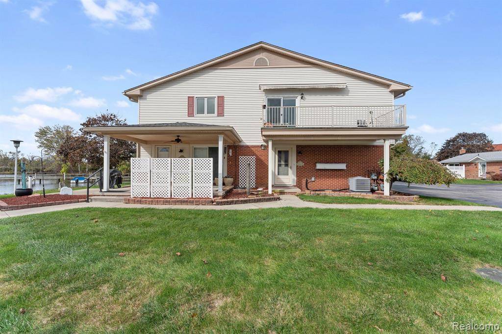 30418 WINDSOR 44,  Gibraltar,  MI 48173