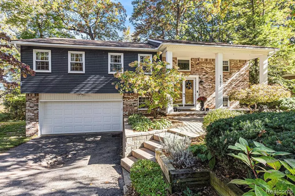 Wixom, MI 48393,1582 CHOWNINGS GLEN Drive