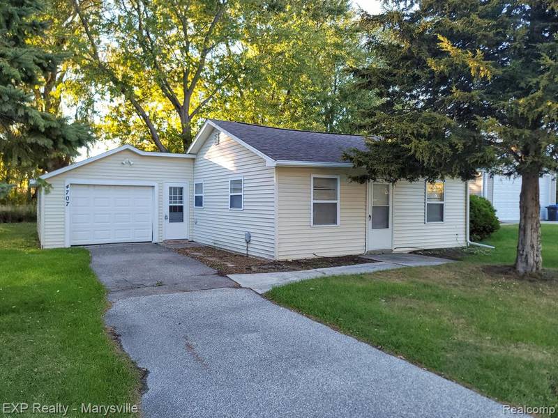 4707 MEADOWLAWN Drive, Fort Gratiot, MI 48059