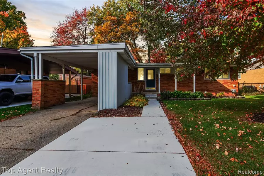 881 BROOKLAWN Drive, Troy, MI 48084