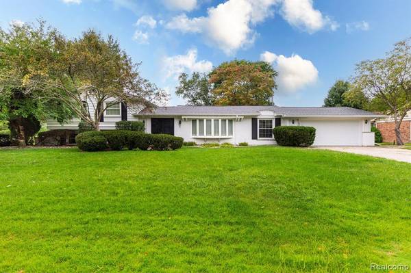 7066 VALLEYBROOK Road, West Bloomfield, MI 48322