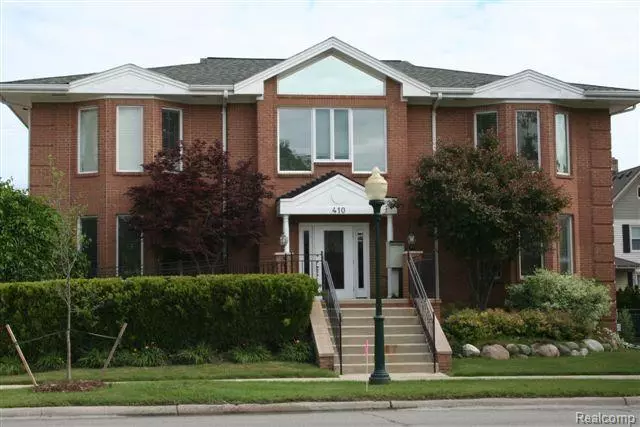 410 W UNIVERSITY Drive, Rochester, MI 48307