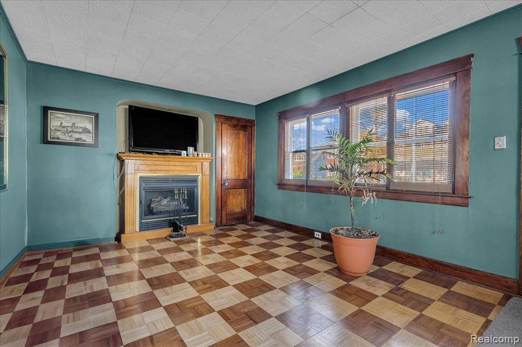 Grosse Pointe Park, MI 48230,1449 WAYBURN Street