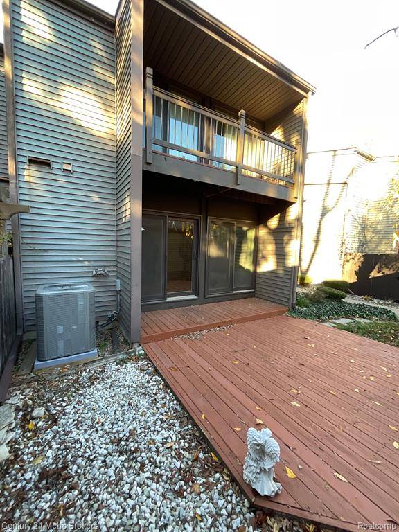 528 W ROCKWELL Street, Fenton, MI 48430